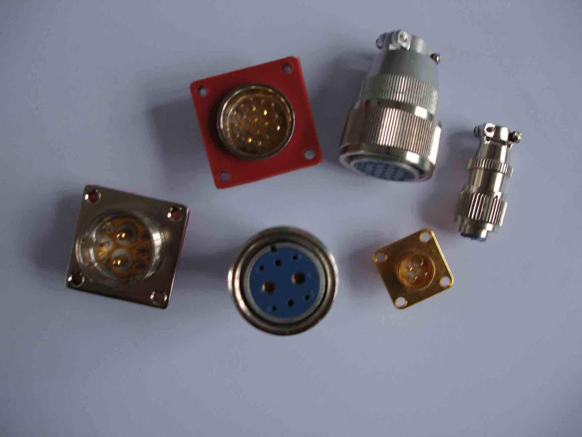 在连接器领域玻璃烧结封装跟塑料封装相比的优势